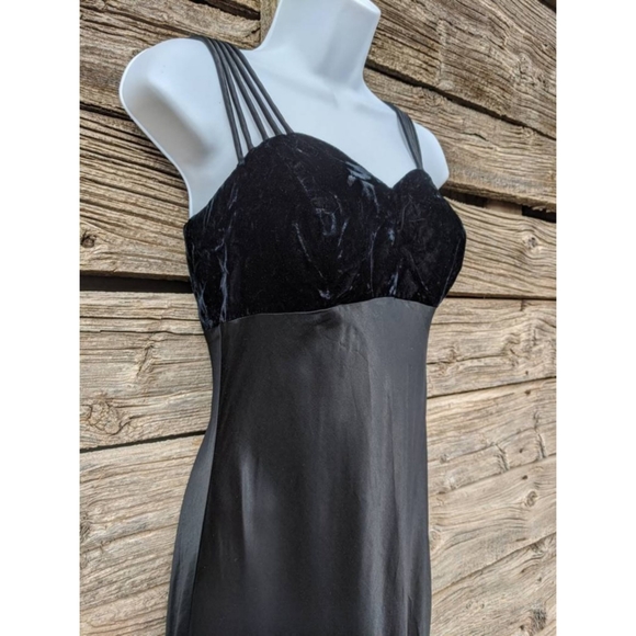 Vintage 1990s Black Velvet and Satin Gown by All That Jazz - Picture 2 of 6